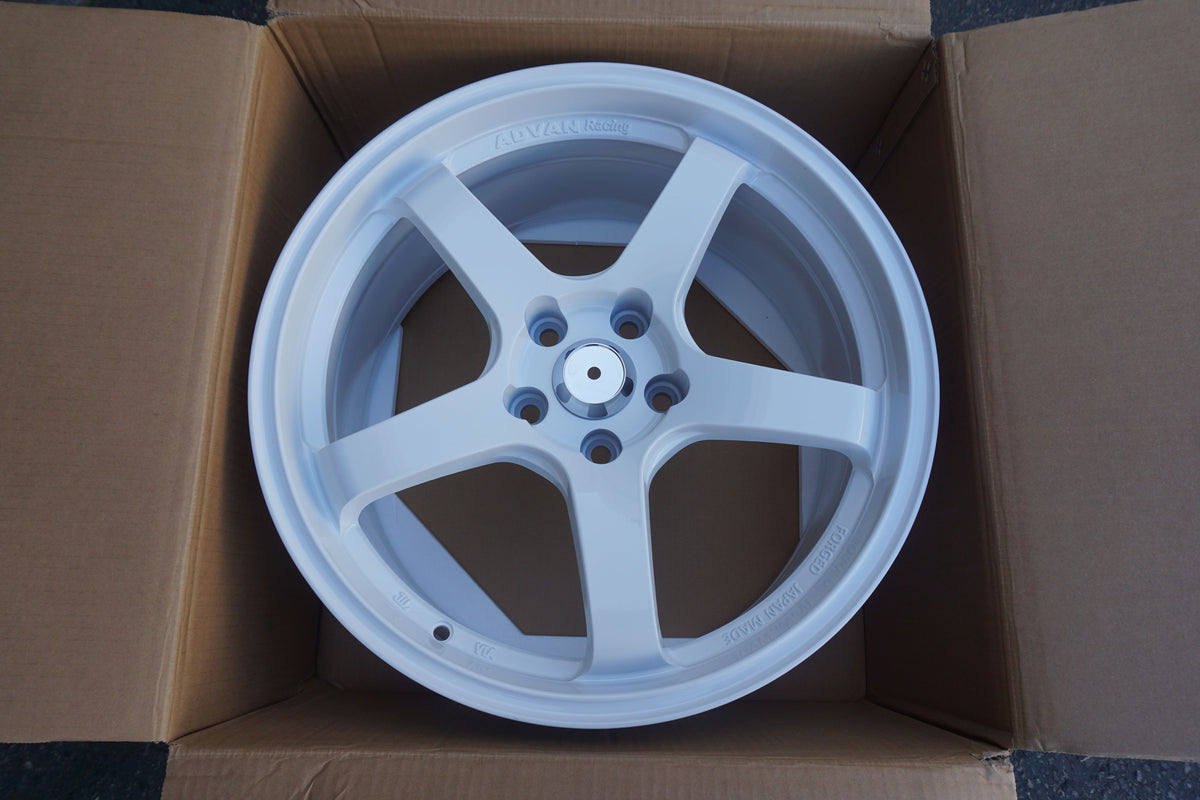 ADVAN Racing GT Style Wheels White | AVN-1